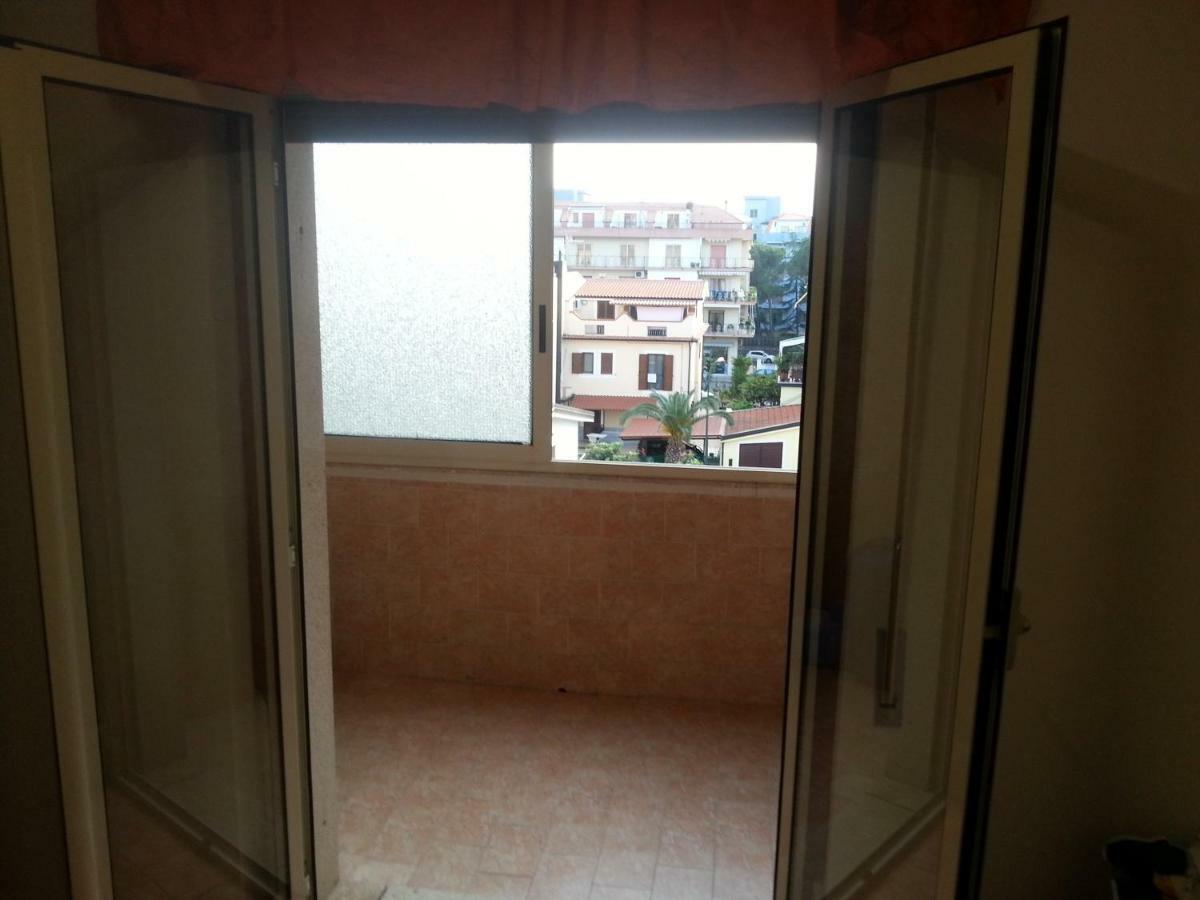 Casa Al Mare A Scalea Apartman Kültér fotó